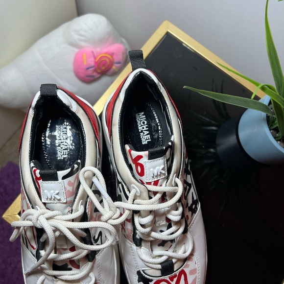 Stylish White and Red Sneakers with Heart Design - Picture 5 of 6